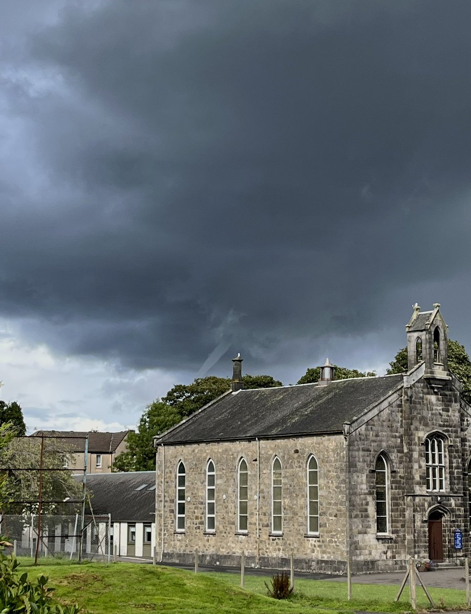 laura1785's tweet photo. There’s something I didn’t think I would see in Elderslie, Johnstone 🌪 

#Funnelcloud #Funnel #Clouds #Crazyweather #Stormchasing #Scotland #Elderslie 

@SeanBattyTV @bbcweather https://t.co/3S6ffMN0wk