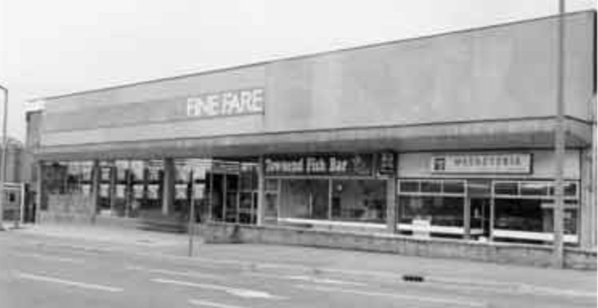 Shops on Gleadless Road,
Gleadless showing (right to
left) Washeteria, dry cleaners and laundrette; Townend Fish Bar and Fine Fare Supermarket, 1986