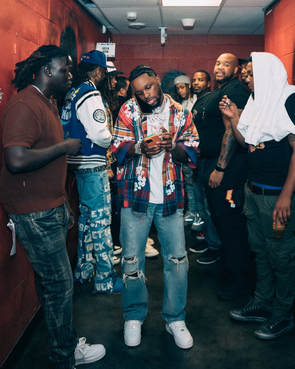 toosii2x's tweet image. i’m one of the best dressed in this shit no stylist 👀