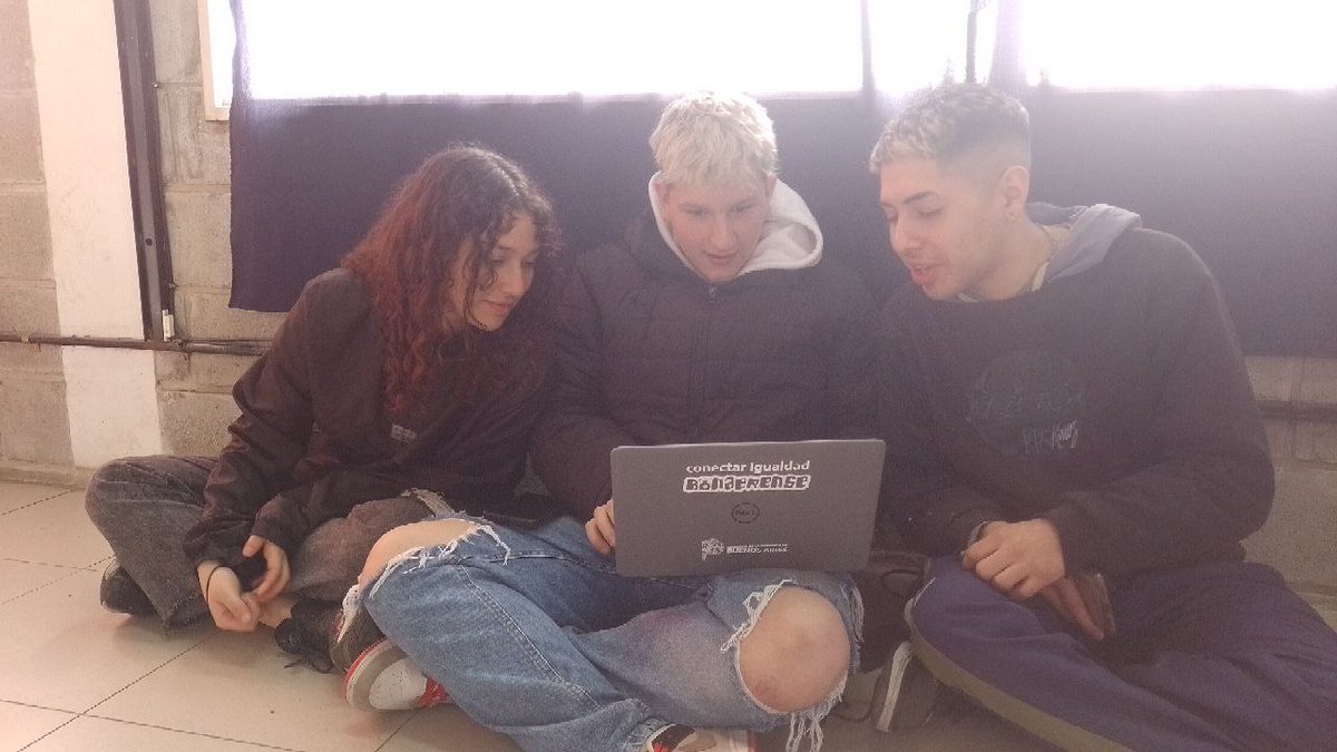 DTE_region01's tweet photo. Continuamos con las entregas de #ConectarIgualdadBonaerense en el distrito de La Plata . Entregamos Netbooks a Estudiantes de 6to. Año de la EES 28 y de la EES 42. Por más #DerechoALaEducacion y  #DerechoAlFuturo 💻📱 @AlbertoSileoni @ClaudiaBracchi1 @salbarracin @DTE_BA https://t.co/5yBrnE8NZj