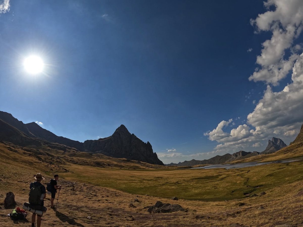 "Aqueras montañas
Tan alteras son
No me dixan bier
Os mios aimors"

#SOSCanalRoya