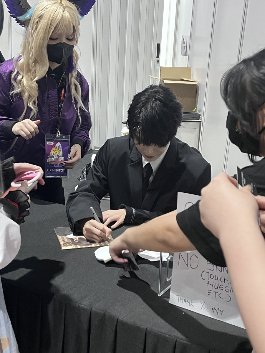 hakkencult's tweet photo. Gone speechless every time I see you 😭💕 wanna say something but I just forgot how to talk all I can say is “ 可以摸头吗” 😩  结果每次都一样 给你摸头 哈哈哈哈. Looking great today , rest well my love @HakkenRyou 🥹❤️

#hakken #Animangaki2023 https://t.co/EKL7f64U34