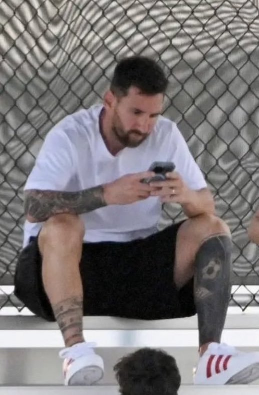 Kevinnnnnnnn_10's tweet photo. MESSI TIENE LAS ZAPAS DE RIVER ES MAS GALLINA QUE LABRUNA https://t.co/Tk7NxXmE08