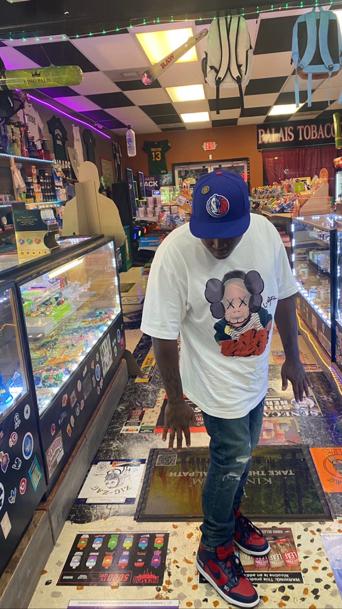 gokeeno's tweet photo. Think he the ☝🏾 but he really the ✌🏾 https://t.co/Rccm6czWjZ