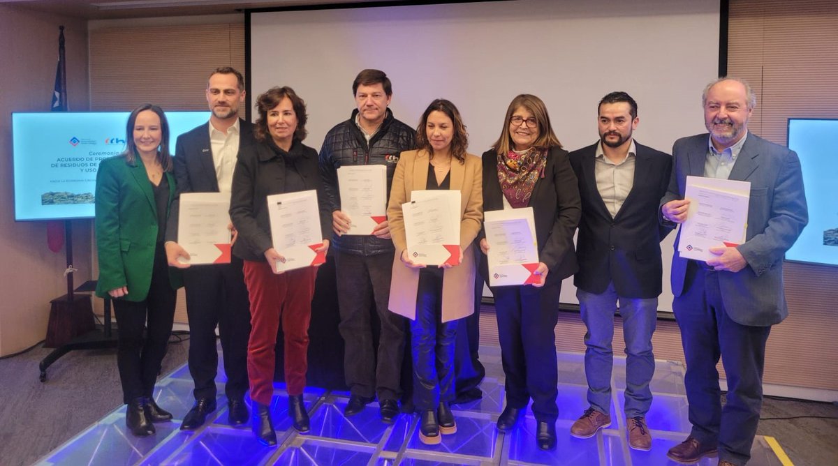 CChCAntofagasta's tweet image. La pdta @CChCAntofagasta Marcela Torres, participó de la ratificación de la firma del Acuerdo de Producción Limpia Gestión #APL de Residuos de la Construcción y Demolición #RCD y uso eficiente del agua, realizada esta mañana en @CChC_Chile. @AgenciaSust