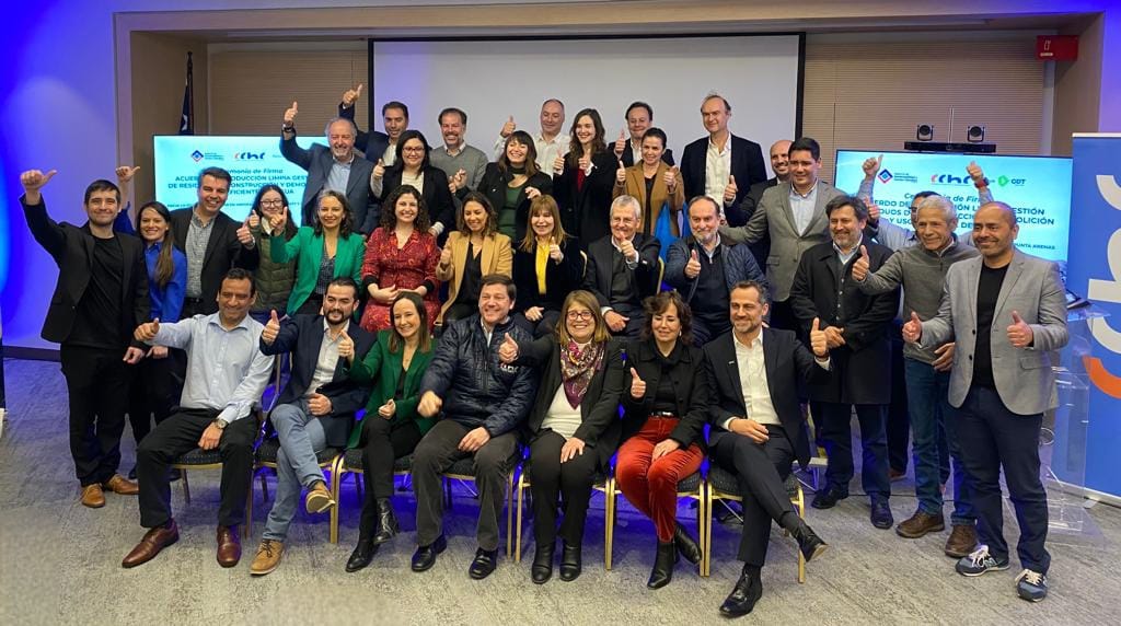 CChCAntofagasta's tweet image. La pdta @CChCAntofagasta Marcela Torres, participó de la ratificación de la firma del Acuerdo de Producción Limpia Gestión #APL de Residuos de la Construcción y Demolición #RCD y uso eficiente del agua, realizada esta mañana en @CChC_Chile. @AgenciaSust