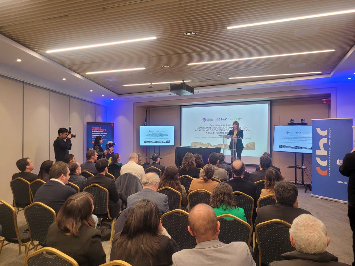 CChCAntofagasta's tweet image. La pdta @CChCAntofagasta Marcela Torres, participó de la ratificación de la firma del Acuerdo de Producción Limpia Gestión #APL de Residuos de la Construcción y Demolición #RCD y uso eficiente del agua, realizada esta mañana en @CChC_Chile. @AgenciaSust