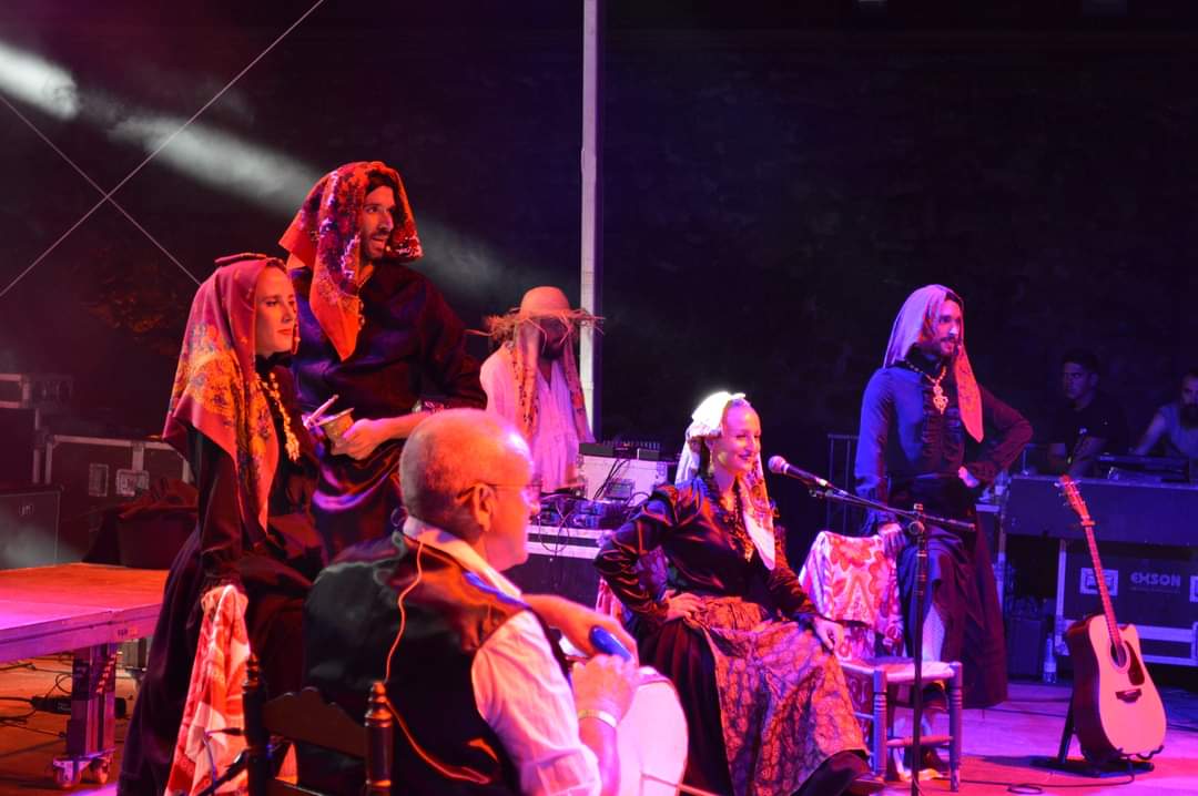 Teofilo Chantre y El Gato con Jotas llenan Torre Lucía. En el inicio de la XXVII edición del Festival Folk Plasencia, el cantautor caboverdiano y el grupo extremeño llenaron el recinto placentino. El público espera el segundo día para continuar disfrutando de los conciertos.