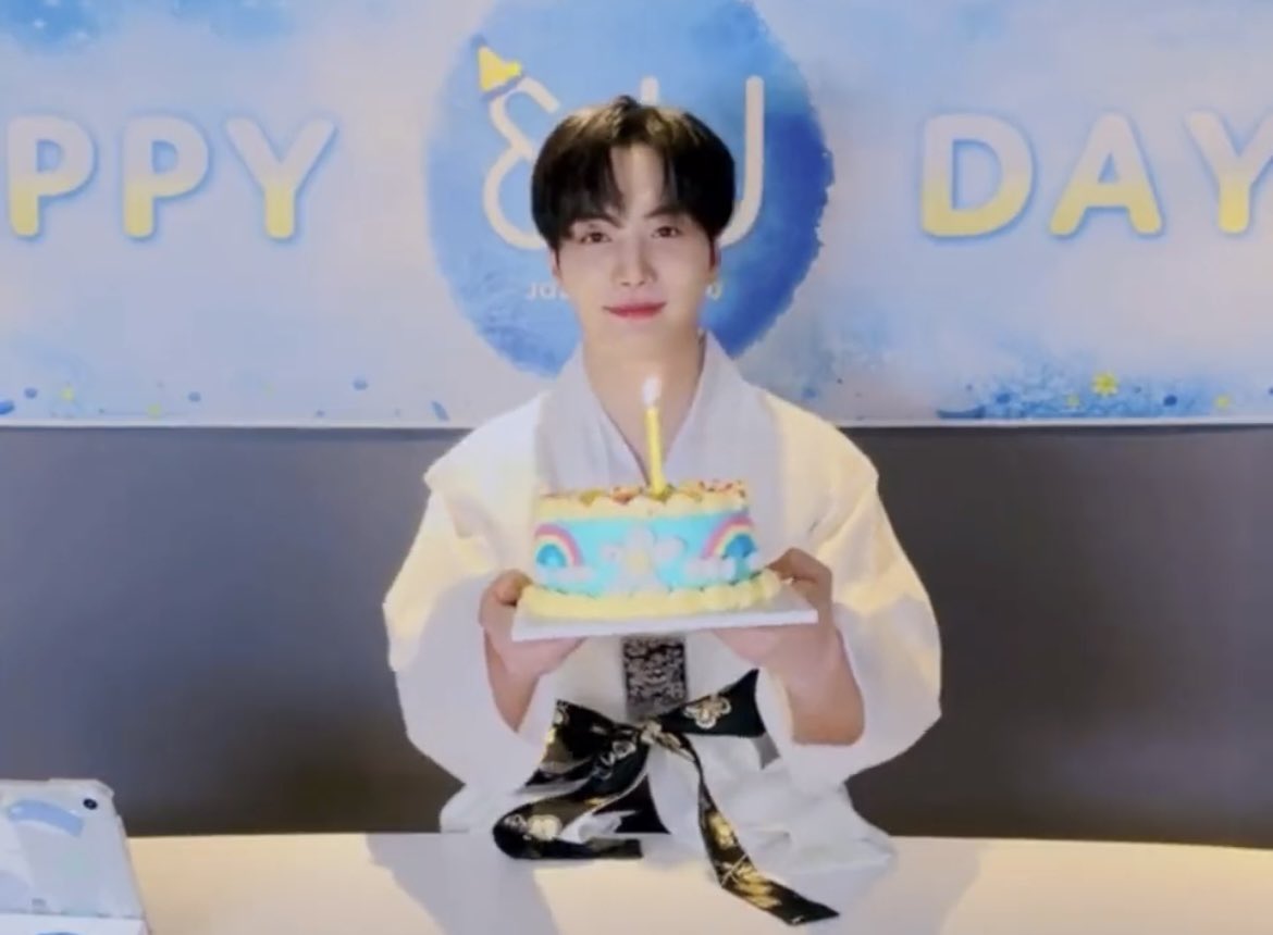 sweetbaby_jh's tweet photo. 앤유에겐 우리 종현이가 최고의 선물이지🎁💙 https://t.co/hne3PVvSfU
