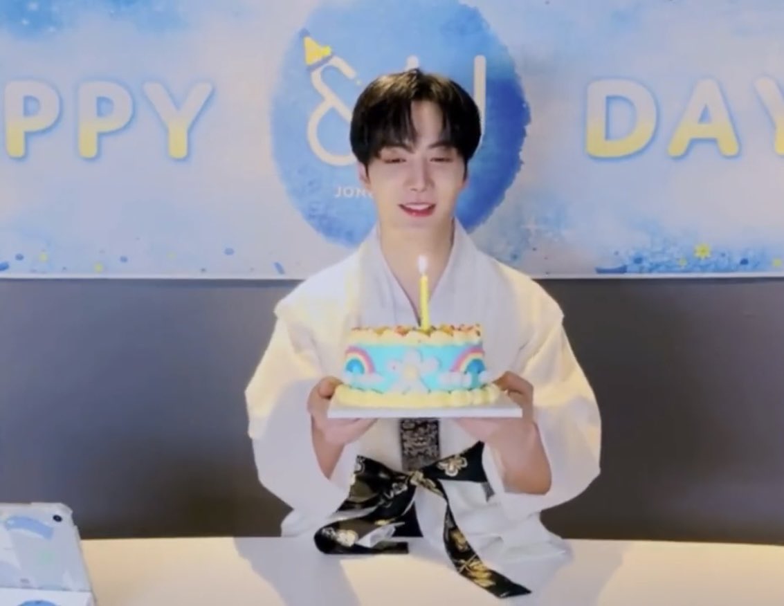 sweetbaby_jh's tweet photo. 앤유에겐 우리 종현이가 최고의 선물이지🎁💙 https://t.co/hne3PVvSfU