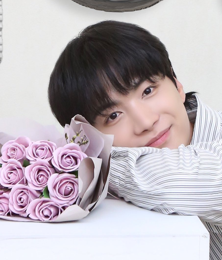 sweetbaby_jh's tweet photo. 앤유에겐 우리 종현이가 최고의 선물이지🎁💙 https://t.co/hne3PVvSfU