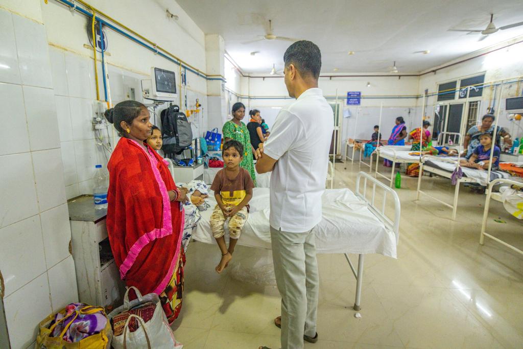 IPR_Odisha's tweet image. Today, Secretary to CM (5T) Sri V K Pandian reached Gajapati district on a surprise visit. He was on a scheduled visit to Ganjam district for public grievance meetings. However, in the evening, Sri Pandian arrived in Parlekhamundi. 

The District administration was given very…