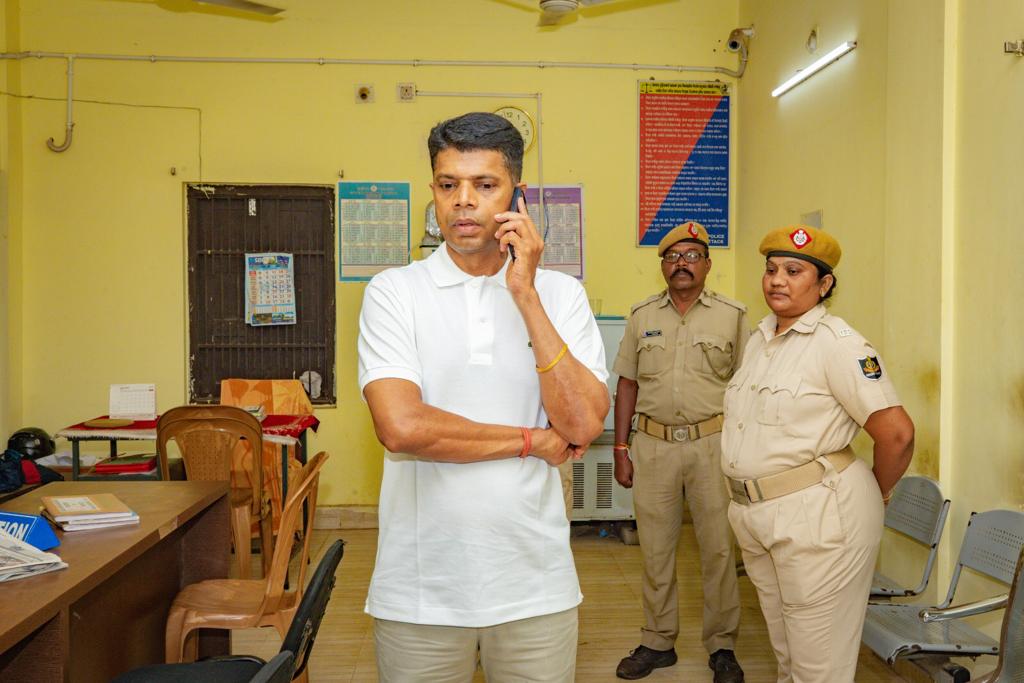 IPR_Odisha's tweet image. Today, Secretary to CM (5T) Sri V K Pandian reached Gajapati district on a surprise visit. He was on a scheduled visit to Ganjam district for public grievance meetings. However, in the evening, Sri Pandian arrived in Parlekhamundi. 

The District administration was given very…