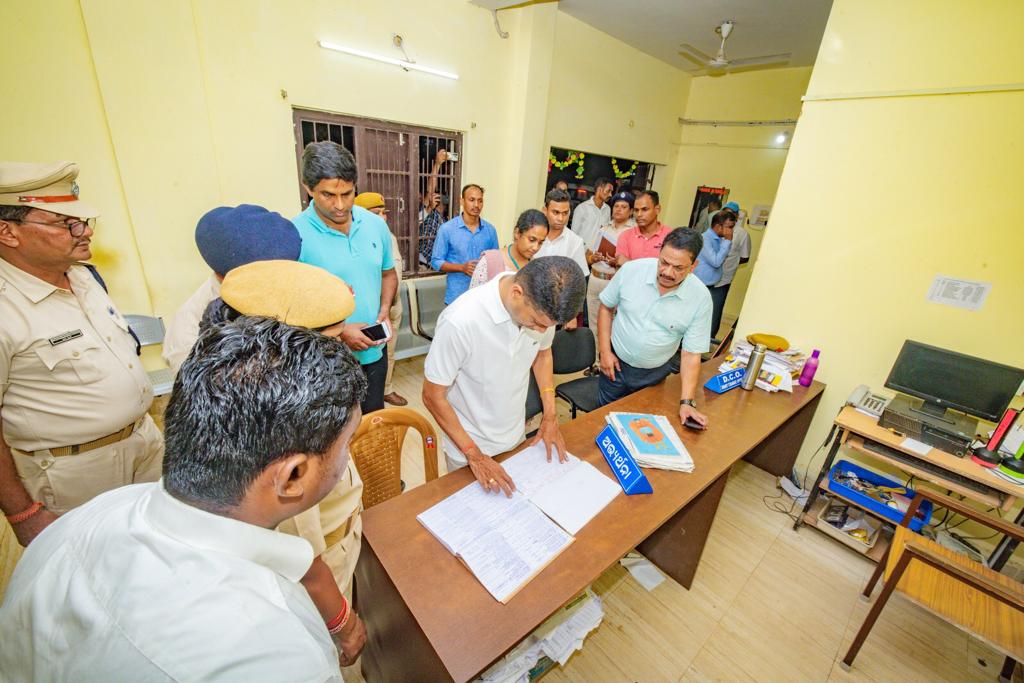 IPR_Odisha's tweet image. Today, Secretary to CM (5T) Sri V K Pandian reached Gajapati district on a surprise visit. He was on a scheduled visit to Ganjam district for public grievance meetings. However, in the evening, Sri Pandian arrived in Parlekhamundi. 

The District administration was given very…