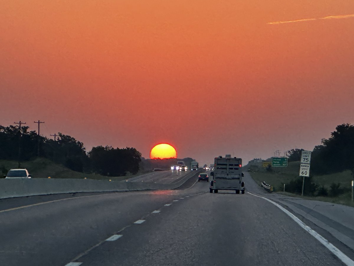 AaronWay25's tweet photo. Good morning from I-44 near Chandler! #sunrise #bigsun #ontheroadagain https://t.co/puxKZmRTLf