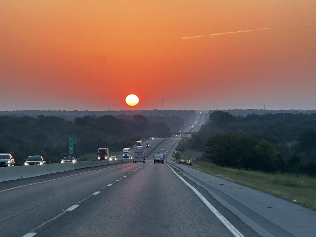 AaronWay25's tweet photo. Good morning from I-44 near Chandler! #sunrise #bigsun #ontheroadagain https://t.co/puxKZmRTLf