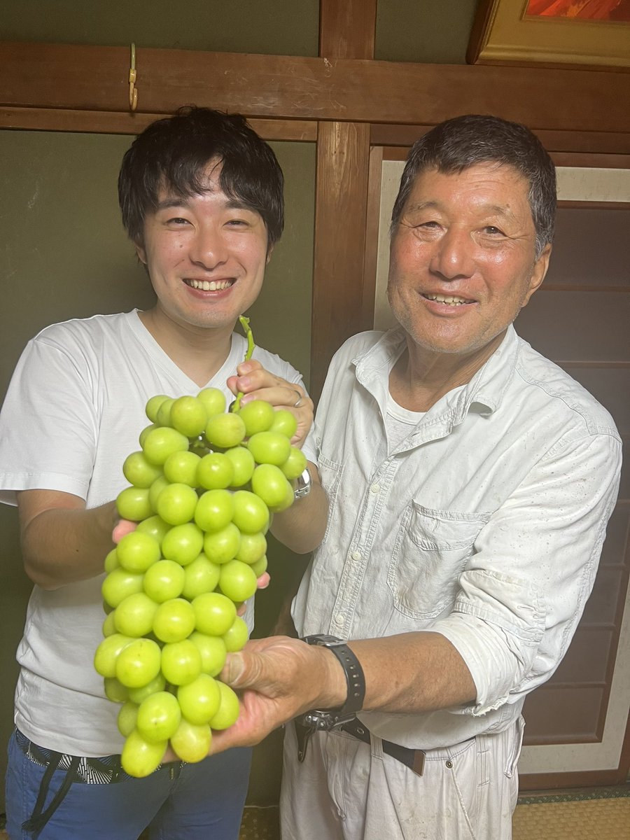yasai_md's tweet photo. 今日は山梨の丸山フルーツ農園に🧑‍🌾
作付けを増やし量販品の3倍はある1キロ級のものが、なんと1トン以上出荷できるようで🤣もし通販3000円台で送料込みで用意します！！と言ったら買いたい方、ぜひRTで教えてください🍇
(味もびっくりするくらい甘かった…)
#特大すぎるシャインマスカット https://t.co/TCmVKU9MSq