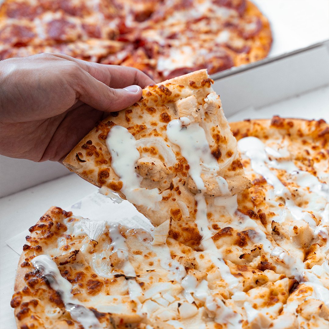 وحدة عليك والثانية علينا 🍕😍  <a href="/dominoskuwait/">Dominos Kuwait</a>