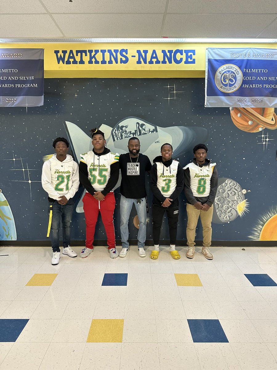 Coach_Delp1's tweet photo. Young Kings up early with some community service! @CAJHornets @WNESRockets @BrentonCoe1911 @ScottyLDean93 https://t.co/5z7XAwXlfs