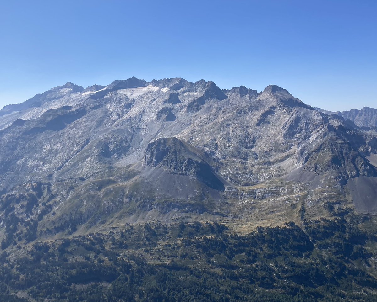 Cruce de emociones en #tucasalvaguardia. Vista de un glaciar que he esquiado, caminado y disfrutado tantas veces, pero que estoy viendo desaparecer. Seguiré subiendo cada verano a contemplarte, estés o no estés ❤️ #glaciardelaneto #glaciardemaladetas #enveranomadrugasivasalmonte