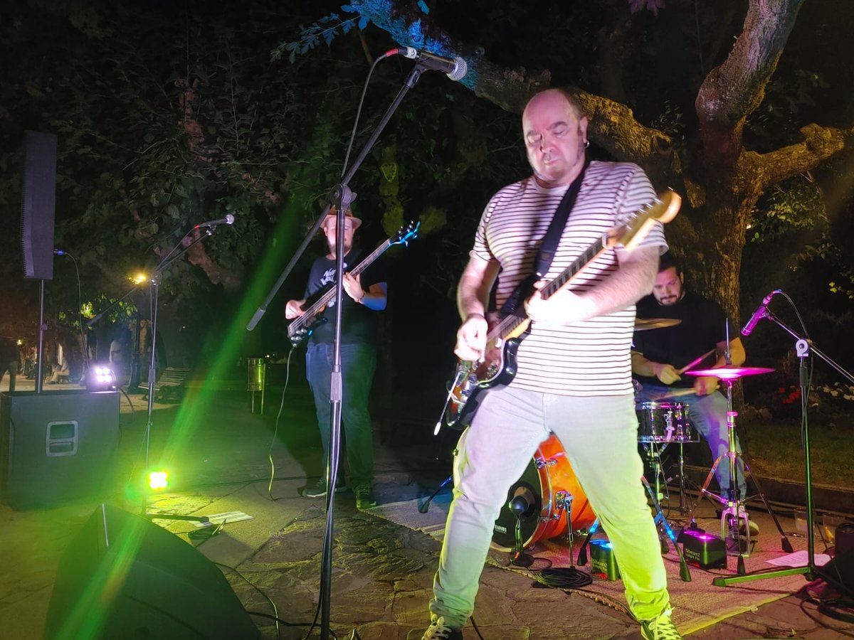osbarbansonicos's tweet photo. Algunhas fotos do concerto de onte na Alameda da Pobra. Molou moito tocar diante de tanta xente coñecida e recibir o aplauso d@s veciñ@s....😍😍 Grazas.
#GaraxePunk #RockenGalego #SonsdaVila https://t.co/k49wW2N6bO