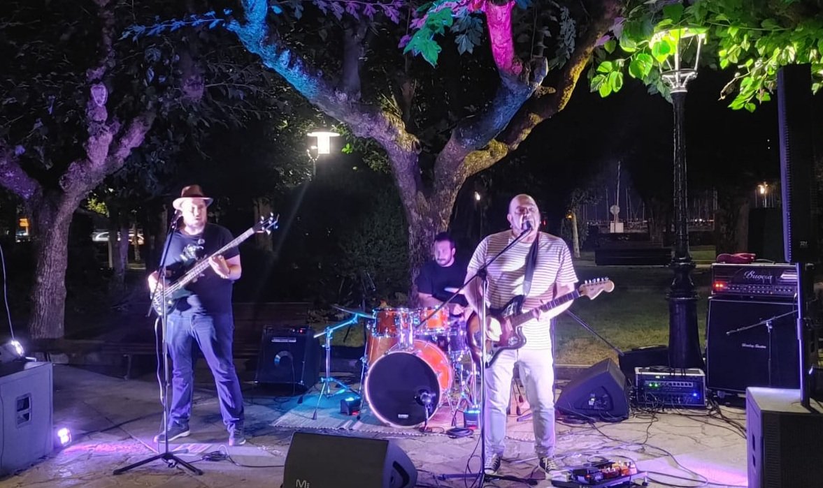 osbarbansonicos's tweet photo. Algunhas fotos do concerto de onte na Alameda da Pobra. Molou moito tocar diante de tanta xente coñecida e recibir o aplauso d@s veciñ@s....😍😍 Grazas.
#GaraxePunk #RockenGalego #SonsdaVila https://t.co/k49wW2N6bO