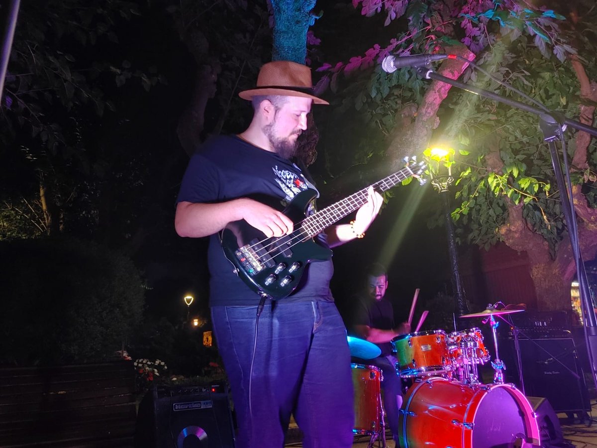 osbarbansonicos's tweet photo. Algunhas fotos do concerto de onte na Alameda da Pobra. Molou moito tocar diante de tanta xente coñecida e recibir o aplauso d@s veciñ@s....😍😍 Grazas.
#GaraxePunk #RockenGalego #SonsdaVila https://t.co/k49wW2N6bO