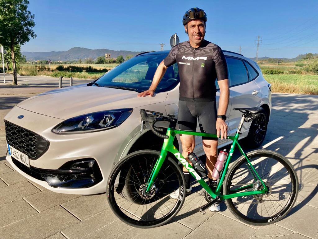 El campeón de rallies, @NaniRoma nos manda esta imagen disfrutando durante sus vacaciones de una de sus pasiones, el ciclismo 🚴🏻 junto al híbrido enchufable más vendido de Europa, el #FordKuga PHEV🚙⚡ Descubre aquí cómo fue su test: bit.ly/47Nvosv