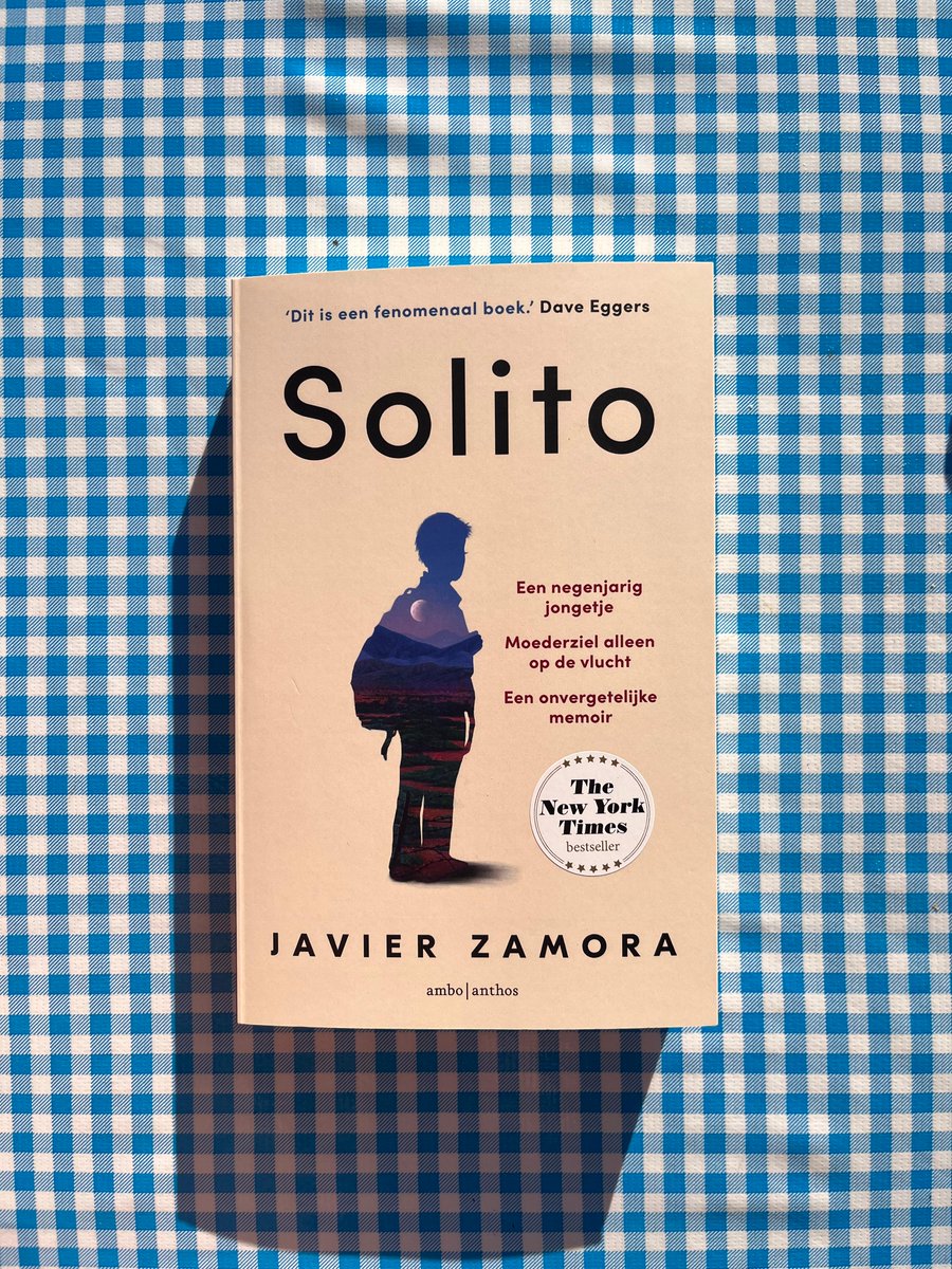 Het waargebeurde verhaal van een negenjarige jongen, vastberaden om te overleven ondanks de onmenselijke uitdagingen. Lees Solito, het hartverscheurende boek van dichter Javier Zamora. Een autobiografie over vluchten, (wan)hoop en in één klap volwassen worden. @jzsalvipoet