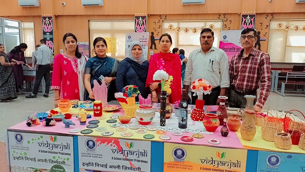 A district level Vidyanjali Mela organise at GBSSS Varun Marg Defence Colony in the presence of Mr. Nivrutti Somnath 
Assistant secretary
Ministry of school education and literacy.