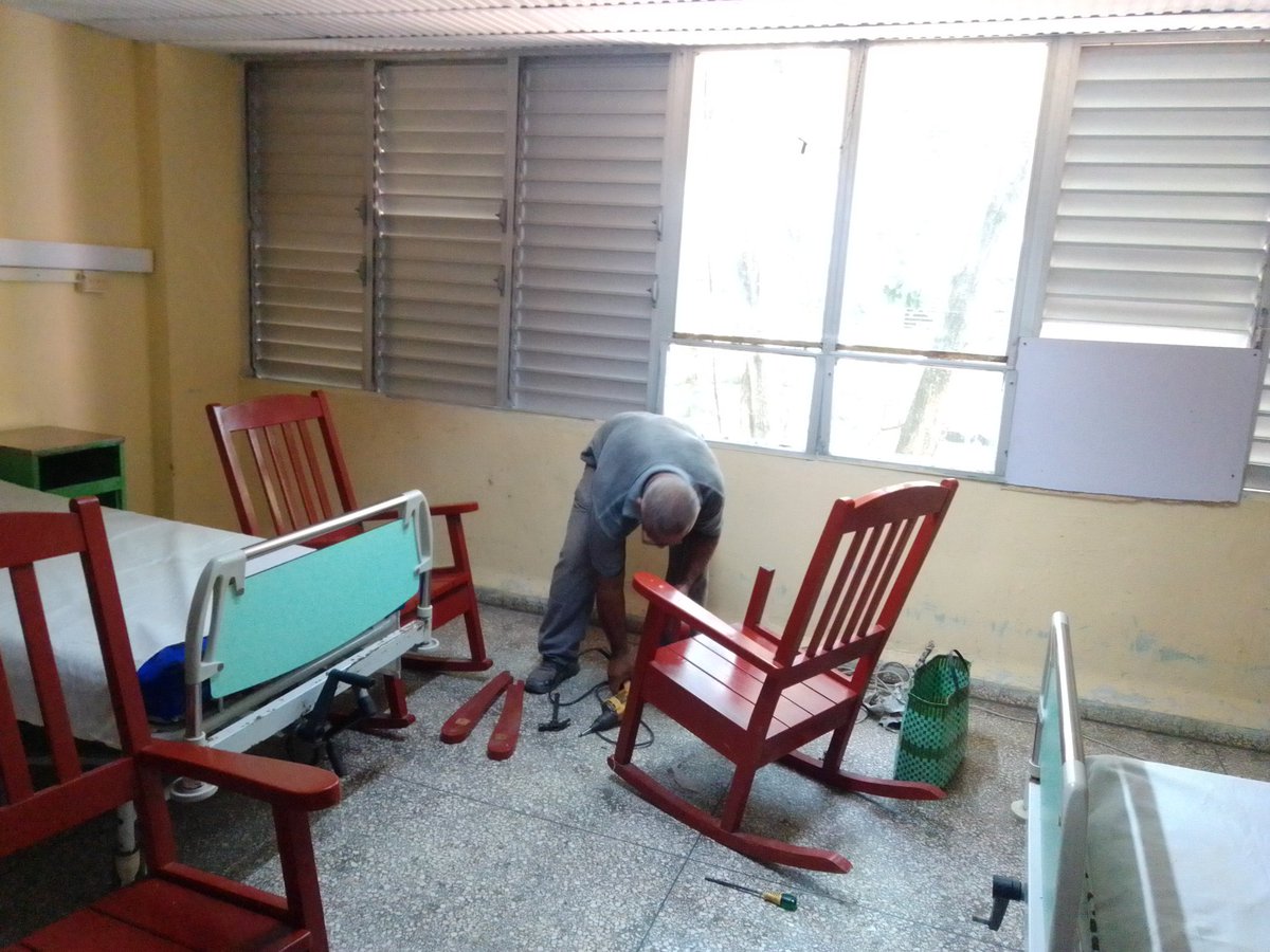 🗣 Reparación de sillones en la sala de Neurocirugía,tarea de los padrinos, Emcons Norte.
#MatancerosEnVictoria 
📝📸<a href="/EmconsMatanzas/">EMCONS MATANZAS</a>
<a href="/gpppmatanzas/">Gobierno Provincial del Poder Popular en Matanzas</a>