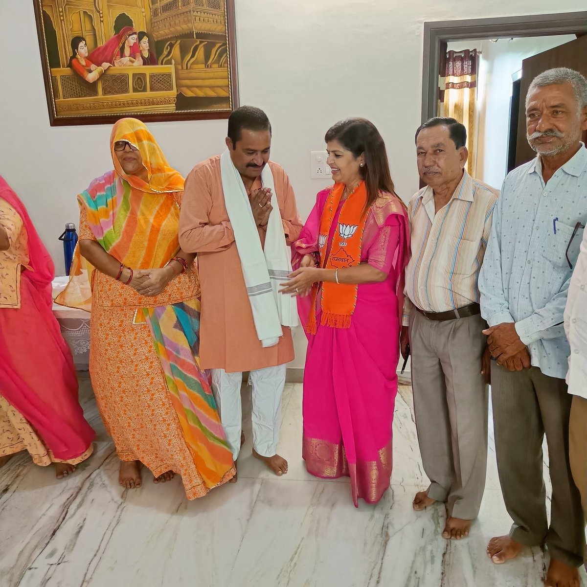 TejveerAdv's tweet photo. राजकोट (गुजरात) विधायक डॉ.दर्शिता शाह का आसींद स्थित निवास " दौलतगढ़ हवेली " पर स्वागत किया
@DrDarshitaShah https://t.co/1tHqplDTbe