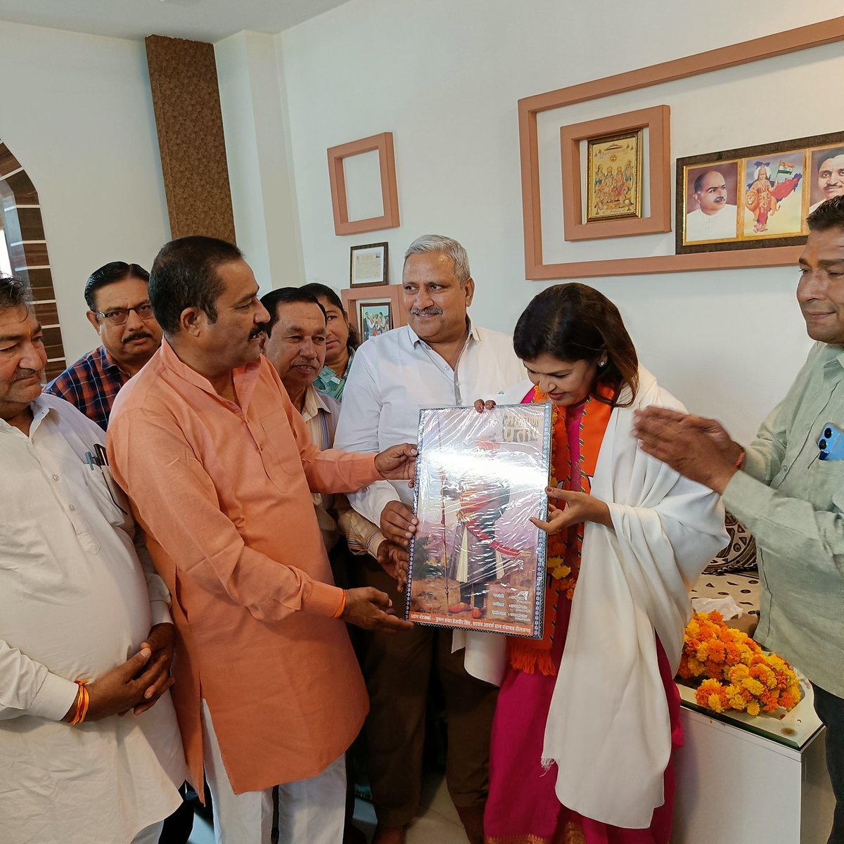 TejveerAdv's tweet photo. राजकोट (गुजरात) विधायक डॉ.दर्शिता शाह का आसींद स्थित निवास " दौलतगढ़ हवेली " पर स्वागत किया
@DrDarshitaShah https://t.co/1tHqplDTbe