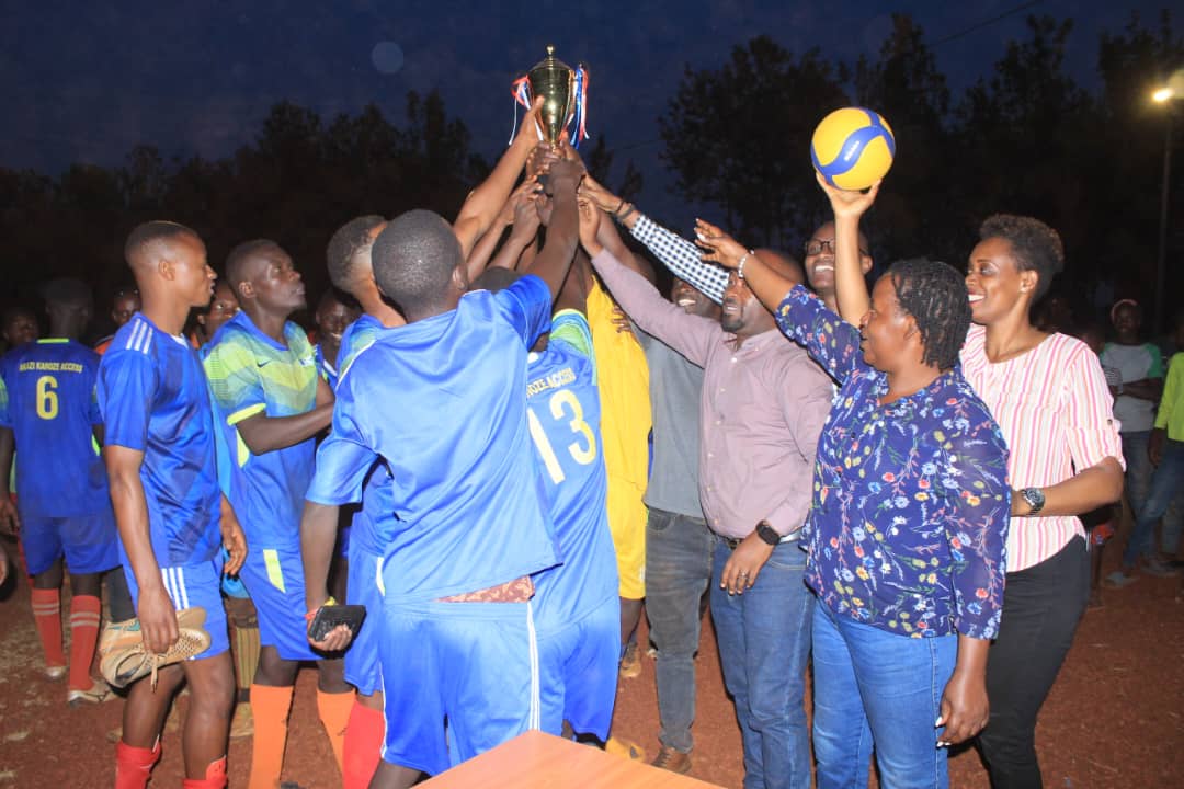 giz_rwanda's tweet photo. Happened yesterday at @Yego_center_kir: It was exciting to watch football matches of the youth from @KireheDistrict & Mahama refugee camp (females vs. females & males vs. males) at the closure of their final competition for #TalentDetection. @RwandaEmergency @RefugeesRwanda (1/2) https://t.co/iqo1PB7YIu