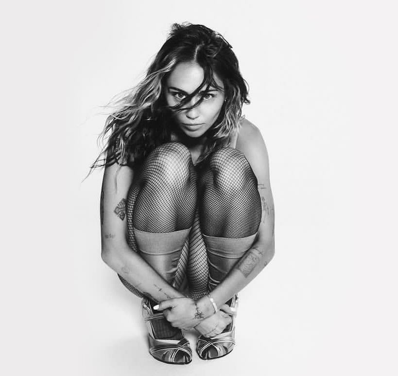 wheretfisadele's tweet image. Hey Gandhians! Queen .@MileyCyrus has dropped her new single called #UsedToBeYoung

— Everyone go stream Used To Be Young to show your support!
#gandhiji #Smilers