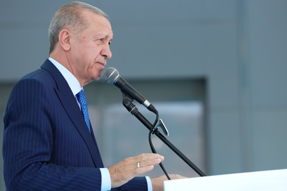 RTErdogan's tweet photo. Son 3 ayda şahit olduklarımız; muhalefetin içler acısı, perişan durumunu bir kez daha göstermiştir.
                                                                               
Bunların ne ülkeyi yönetecek kapasitelerinin ne de böyle bir niyetlerinin olmadığı ortaya çıkmıştır.

“Ölmüş atı kamçılamanın” kimseye bir faydası olmaz.

Sorun varsa çözecek olan Cumhur İttifakı olarak biziz.

Dertlerinize derman üretecek olan yine biziz.

Türkiye Yüzyılı’nı inşa edecek olan yine biziz.

Ülkemizi aydınlık yarınlara ulaştıracak olan da yine biziz.

Son 21 yılda her alanda bunu başardık. Bizden önce yapılanların katbekat fazlasını ülkemize kazandırdık.

İnşallah aynı başarıları yine yakalayacağız.