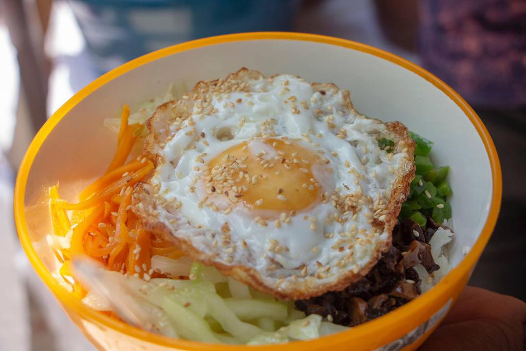 AsiaCook22's tweet photo. Ce plat vous fera oublier les moqueries peu importe leurs formes. 🤌❤️
#Bibimbap
#AsiaCook
#TT229 https://t.co/YWudRf5N3P