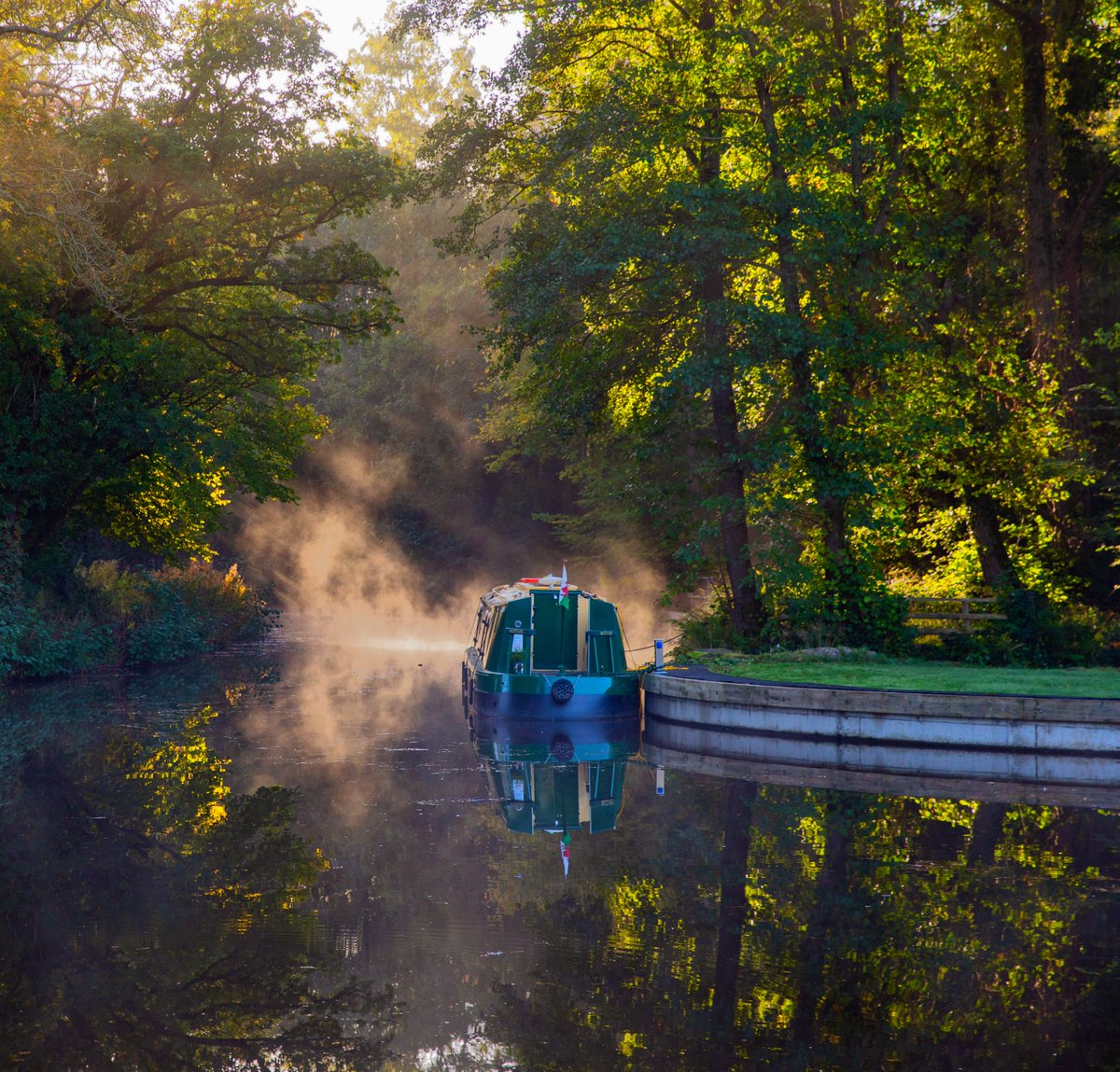 With a week to go until Autumn is officially here, we're looking back on last year's colours of the canal. #autumnonthecanal #autumnholidays #holidayideas #staycations #visitwales #bbnp #breconbeacons #boatingholidays #luxuryboats #luxuryholidays