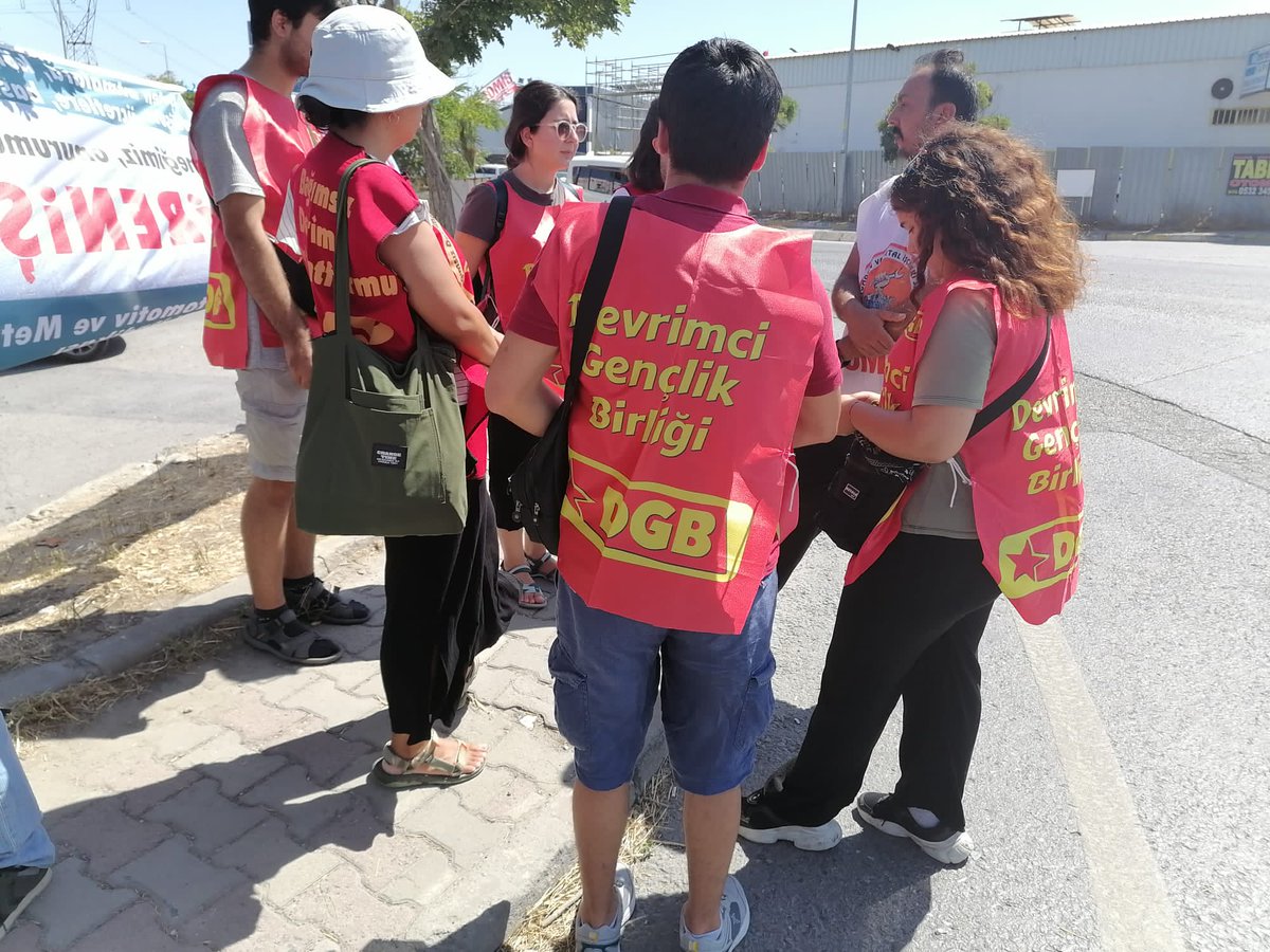 arsivdgb's tweet photo. PLASMEK İŞÇİSİ YALNIZ DEĞİLDİR!

Bugün @isciemekci_ ile birlikte direnişte olan Plasmek işçilerine ziyaret gerçekleştirdik. 

Sendikalı olmak suç değildir!
Direnen işçiler yol gösteriyor!

@tomissendikasi https://t.co/DrKcLXTLUp