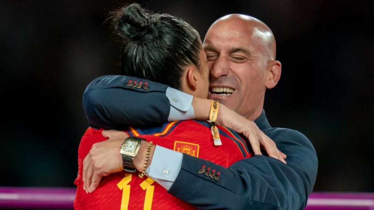 SrNaninho's tweet photo. 🚨 COMUNICADO DEL ESPANYOL CONTRA RUBIALES:

"El RCD Espanyol de Barcelona quiere mostrar su condena y rechazo por la manera de proceder del máximo cargo ejecutivo de la RFEF, así como por sus explicaciones y declaraciones efectuadas en el día de hoy.

En ese sentido, las imágenes que se vieron durante la celebración del Campeonato del Mundo de la FIFA logrado por la Selección Nacional Femenina son inaceptables e impropias y, una vez escuchadas las explicaciones al respecto de las mismas, nos mueven a exigir la inmediata destitución o cese del Presidente por parte de los organismos habilitados para ello."