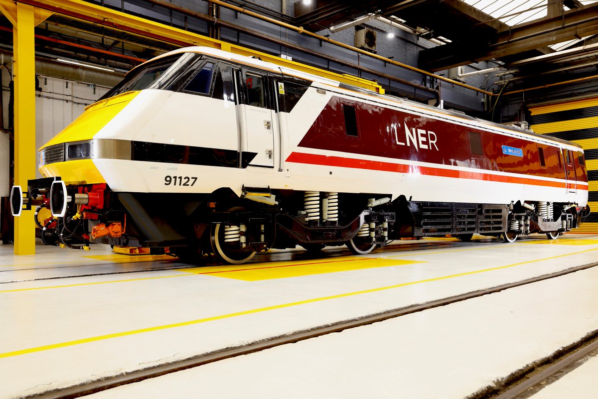 225groupuk's tweet photo. We're thrilled to share the news that 91127 was named 'Neville Hill' this morning in a ceremony at the Leeds depot.

The locomotive was named by Paul Corrie, who will soon retire after 50 years service. Paul won the Railway Benefit Fund's Lifetime Achievement Award last November. https://t.co/bUO4F140tN
