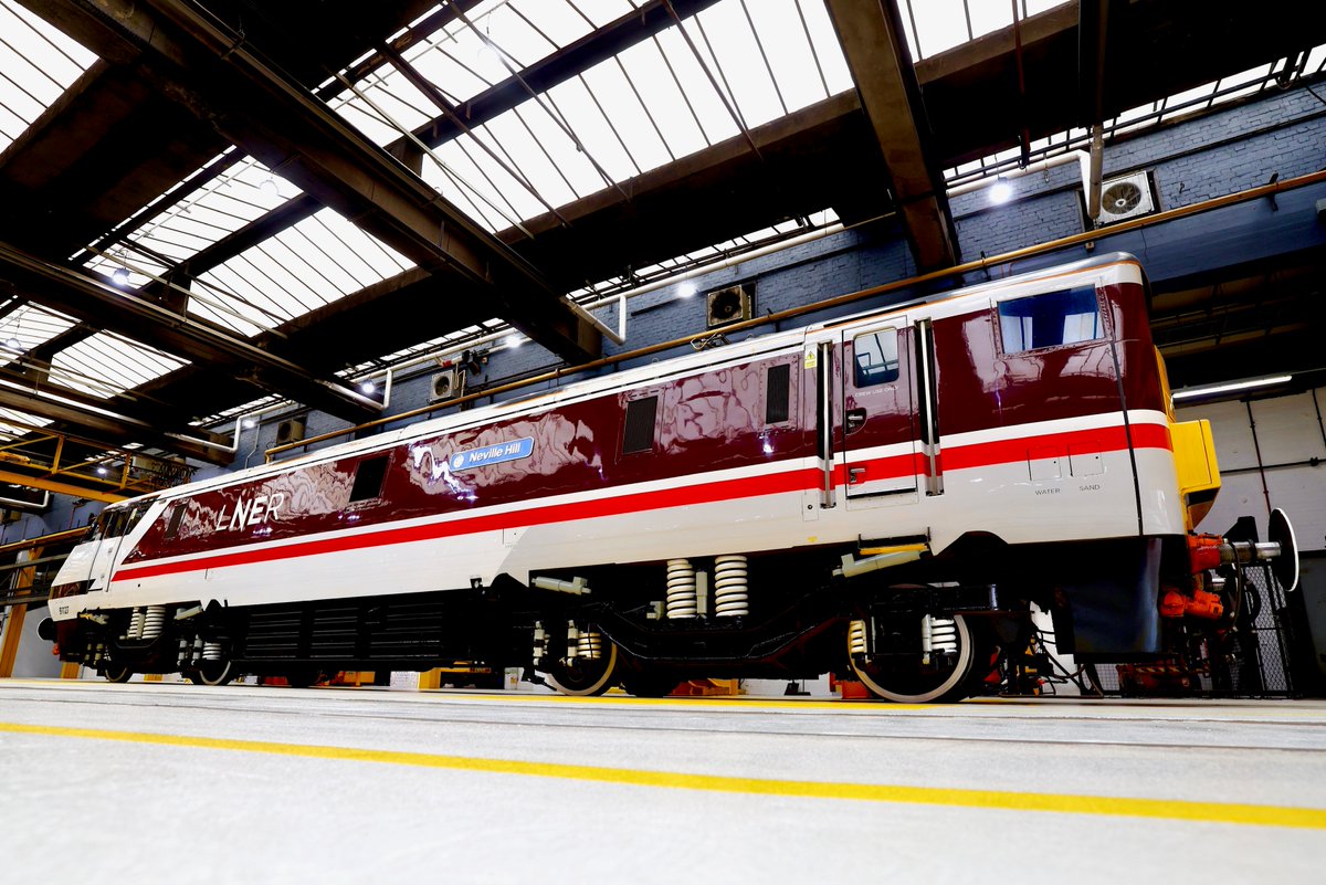225groupuk's tweet photo. We're thrilled to share the news that 91127 was named 'Neville Hill' this morning in a ceremony at the Leeds depot.

The locomotive was named by Paul Corrie, who will soon retire after 50 years service. Paul won the Railway Benefit Fund's Lifetime Achievement Award last November. https://t.co/bUO4F140tN