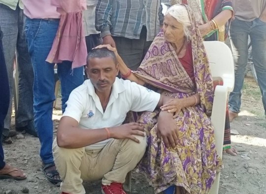 Sanatn5's tweet photo. विष्णु तिवारी ने झूठे SCST एक्ट में 20 वर्ष जेल में बिताए क्योंकि उनके पास पैसे नहीं थे इसलिए अच्छा वकील नही कर पाए।

आपको कुछ नही करना केवल ट्वीट करना है जिससे अंधी बहरी सरकार सवर्ण आयोग बनाए और आर्थिक मदद गरीबों की हो  50,000 ट्वीट करने है।

#सवर्ण_आयोग_का_गठन_करो 
#सवर्ण_आयोग https://t.co/wg83UPK974