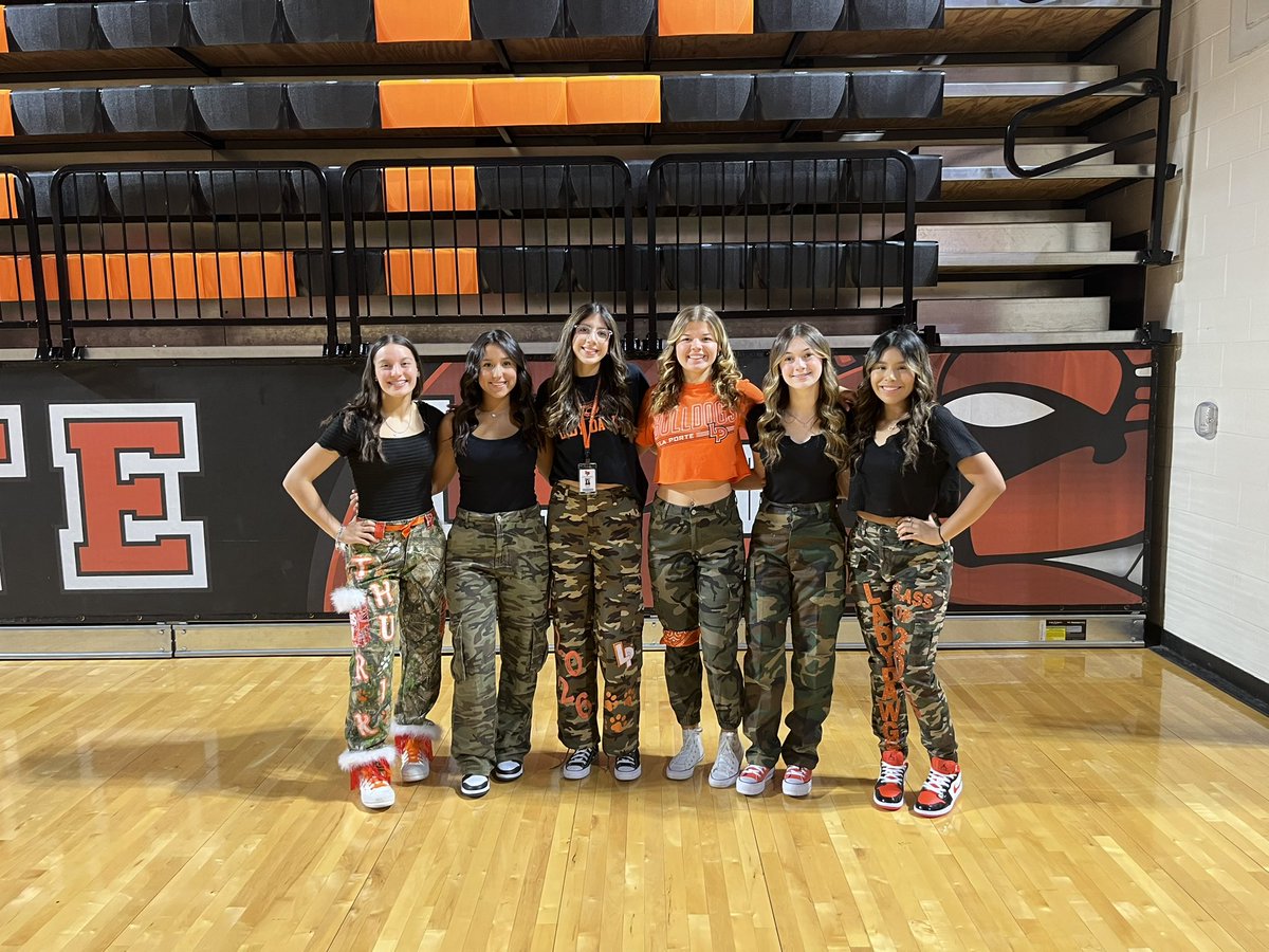 EHSTeachEng's tweet photo. @LPLadyDawgsVB JV 🏐 team are ready for hunting season tonight.  Even though I graduated in ‘92 from DP, I guess the last 24 years have made me bleed orange. https://t.co/2IxMqqs6xP