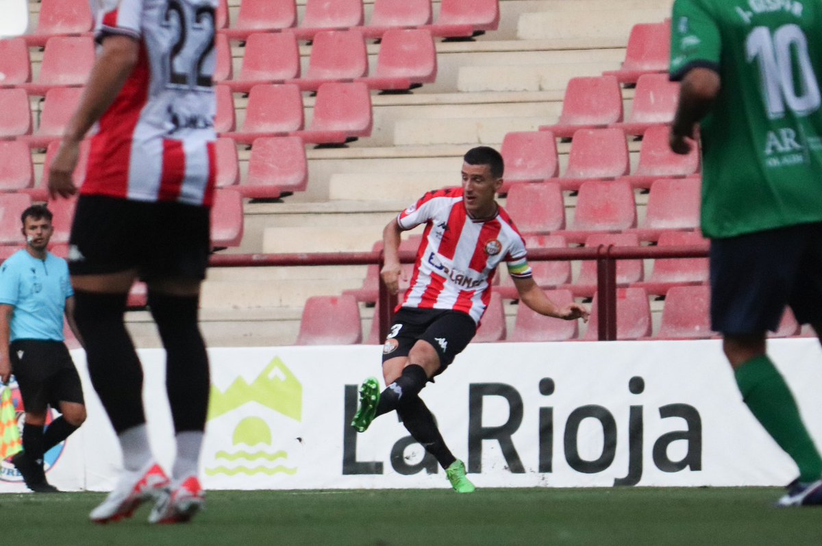 Jaime_Paredes90's tweet photo. Feliz de volver a casa, el Domingo más. 
Un placer encontrarnos de nuevo en el campo @JaviAG3, la mayor de las suertes para esta temporada!  @cdberceo 
⚪️🔴⚽️ #SDLog #SomosDelLogroñés
📸 @damp_earth https://t.co/aaAj2seacz
