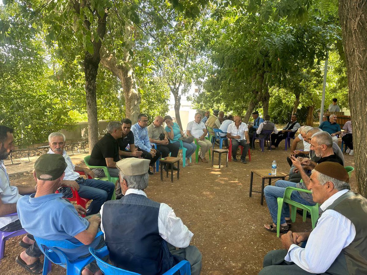 Bugün Eğil ilçe merkezinde ilçe eş başkanlarımız Ömer Akgündüz, Nuriye Aktay ve il-ilçe yöneticilerimizle birlikte esnaf ziyaretleri gerçekleştirdik, halkımızla bir araya geldik.