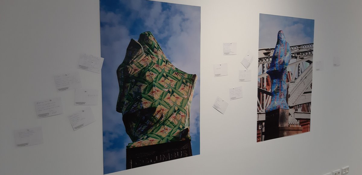 Wie umgehen mit Denkmälern des #Kolonialismus? Joiri Minaya hüllt #ChristopherColumbus und Vasco da Gama auf der Kornhausbrücke in Hamburg in bunte Stoffe, was die Gäste der Ausstellung in der Stadtgalerie #Münster zu differenzierten Kommentaren anregt.
