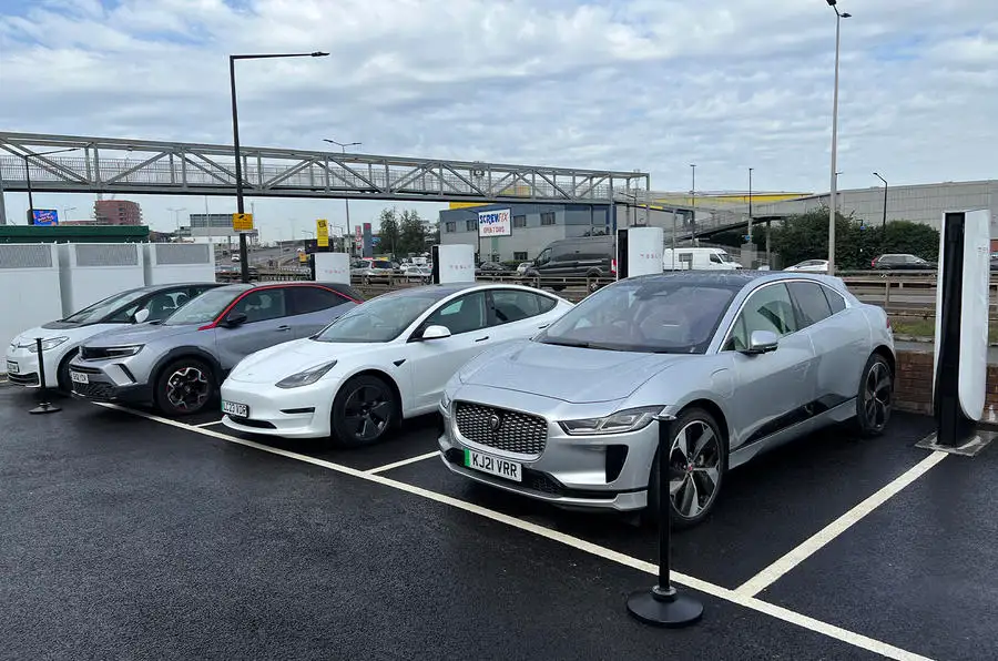 electricfelix's tweet photo. Thank you @autocar 📸 for this perfect V4 #launchphoto OF COURSE with a discontinued JAG
⚡️⚡️⚡️

#PublicSuperchargingInEurope at £ 0,50/kWh 

-- #CONTACTLESS --

📍London, Tottenham @Tesla Service Centre https://t.co/Ad4vZBzJ5y