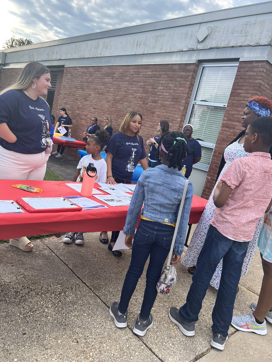 SGoodrichCSF's tweet photo. Happy Friday 💙! Back to School Carnival was a success yesterday evening ! @TeamPowhatan made it happen 🙌🏽❤️ , and our families had such a great time! We are so excited to see everyone’s smiling faces on Monday ! https://t.co/ATgvJQP1Xq