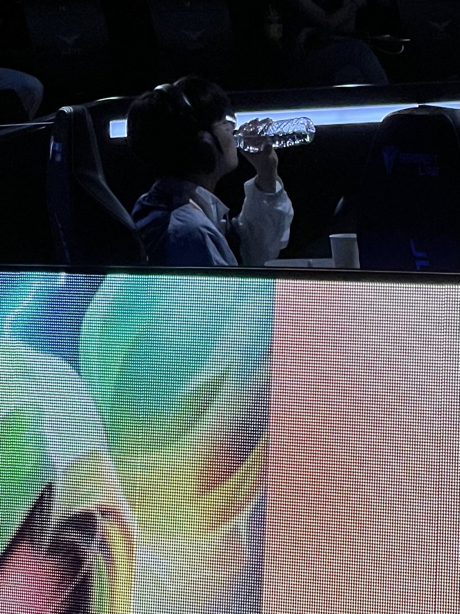 go_rascal_'s tweet image. 고생해써,,,
(광희 인공눈물 흐르는거 닦는거임,,)